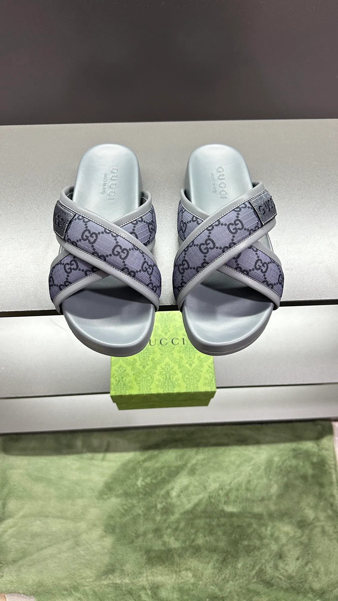 [G Family Couple Style] P: 300💰Female size 36~40 Men's size 39~45, (46. Custom-made Unisex GG slippers This slipper is made of GG polyester fiber and is decorated with a Gucci label on the front, adding a striking logo feel to the style. Beige GG recycled polyester fiber Unisex leather trim "Gucci Made in Italy" embroidered label Rubber sole Flat Made in Italy